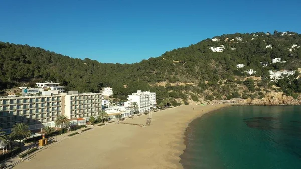 San Juan, İbiza 'daki Cala San Vicente plajının klibi. İnsansız hava aracı görüntüleri.