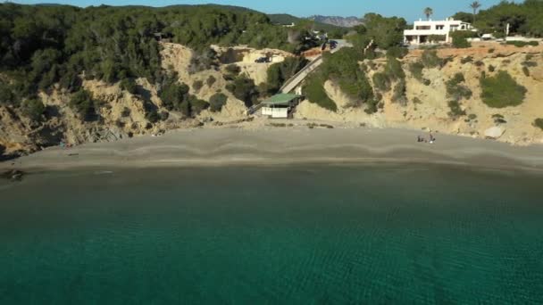 Εναέρια βίντεο από την παραλία Cala Boix, στη Santa Eulalia, Ίμπιζα. Στιγμιότυπο. — Αρχείο Βίντεο