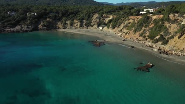 Εναέρια βίντεο από την παραλία Cala Boix, στη Santa Eulalia, Ίμπιζα. Στιγμιότυπο. — Αρχείο Βίντεο