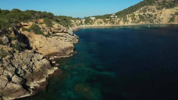 Vídeo aéreo da praia Cala Boix, em Santa Eulália, Ibiza. Imagens de drones. — Vídeo de Stock
