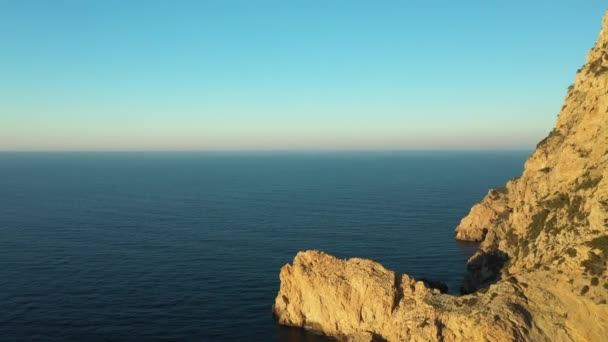 Luftaufnahme von Cala Salada in San Antonio Abad, Ibiza. Schöner Strand zwischen Meer und Wald. — Stockvideo