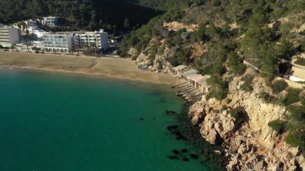 Vídeo aéreo da praia Cala San Vicente, na cidade de San Juan, Ibiza. Imagens de drones. — Vídeo de Stock