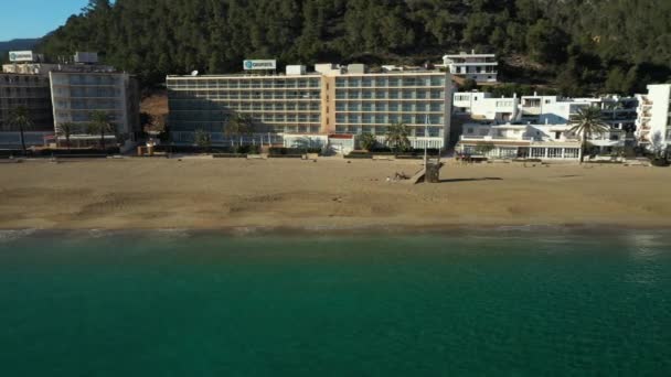 Vídeo aéreo da praia Cala San Vicente, na cidade de San Juan, Ibiza. Imagens de drones. — Vídeo de Stock