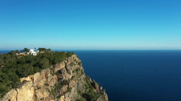 Vídeo aéreo das falésias da praia Cala Boix, em Santa Eulália, Ibiza. No fundo é a ilha de Tagomago. Imagens de drones. — Vídeo de Stock