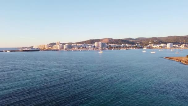 Aerial video of the Sant Antoni marina in Ibiza Доки з човнами і яхтами.. — стокове відео