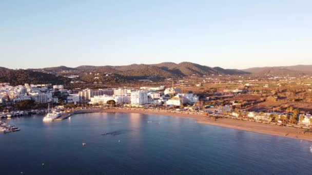 Luftaufnahme des Jachthafens von Sant Antoni auf Ibiza. Docks mit Booten und Yachten. — Stockvideo