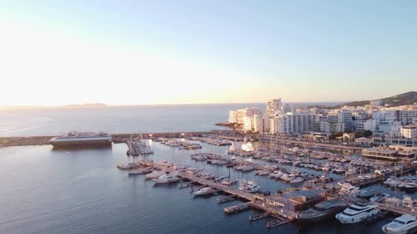 Flygfoto från marinan Sant Antoni i Ibiza. Dockor med båtar och yachter. — Stockvideo