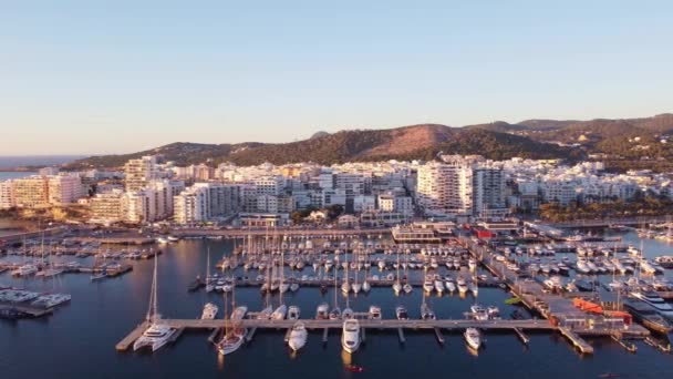 Vidéo aérienne de la marina de Sant Antoni à Ibiza. Quais avec bateaux et yachts. — Video