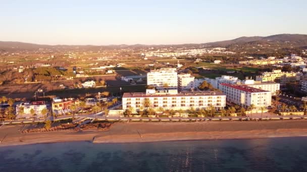Légi felvétel az Arenal strandról Sant Antoniban, Ibizán. Naplemente narancssárga színekkel. — Stock videók