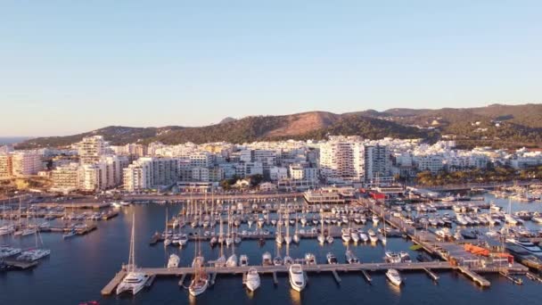 Luftaufnahme des Jachthafens von Sant Antoni auf Ibiza. Docks mit Booten und Yachten. — Stockvideo