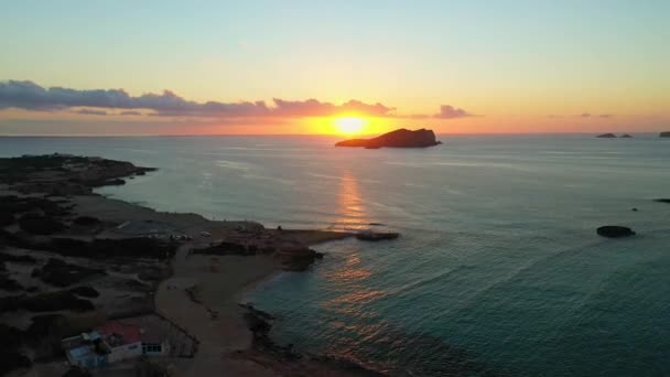 Akdeniz 'e bakan bir uçurum manzarası. İbiza adası. — Stok video