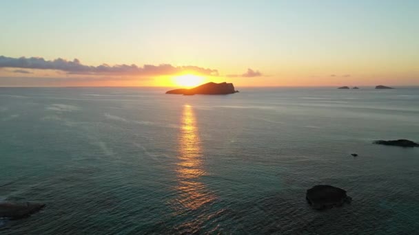 Kilátás a Földközi-tengerre néző sziklára. Ibiza sziget. — Stock videók
