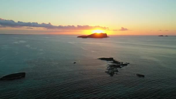 Utsiktspunkt på en klippa mot Medelhavet. Ibiza ön. — Stockvideo