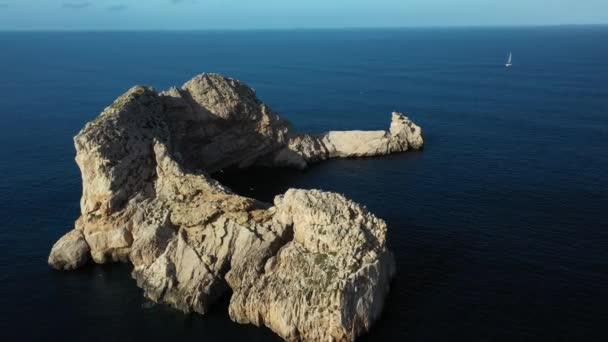 Luftaufnahme der Puertas del Cielo in der Stadt Santa Ines auf Ibiza. — Stockvideo