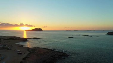 Akdeniz 'e bakan bir uçurum manzarası. İbiza adası.
