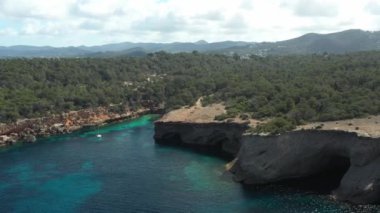 Ibiza 'daki Cala Bassa plajının hava görüntüsü..