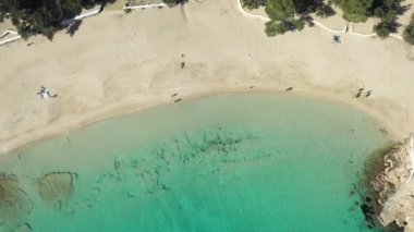 Ibiza 'daki Cala Bassa plajının hava görüntüsü..