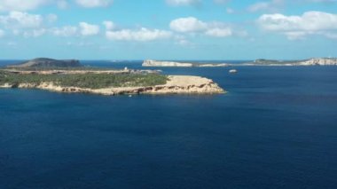 Ibiza 'daki Cala Bassa plajının hava görüntüsü..