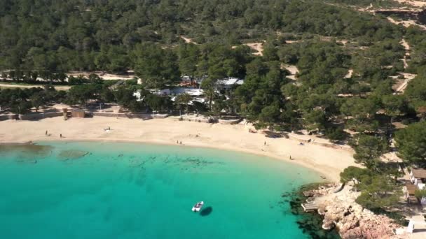 Flygvideo från stranden Cala Bassa i Ibiza. — Stockvideo