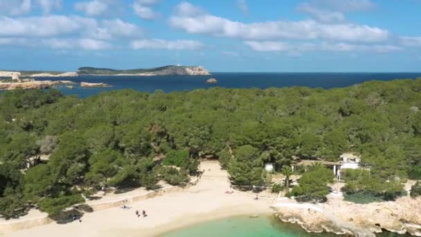 Flygvideo från stranden Cala Bassa i Ibiza. — Stockvideo