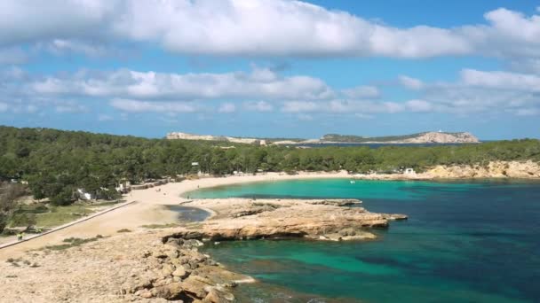 Flygvideo från stranden Cala Bassa i Ibiza. — Stockvideo