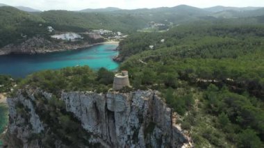 Ibiza Sant Miguel plajının kuzey tarafındaki Cliff savunma kulesi..