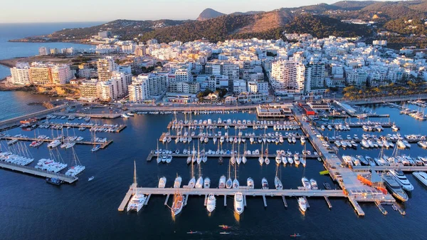 İbiza 'daki marinanın havadan görünüşü.