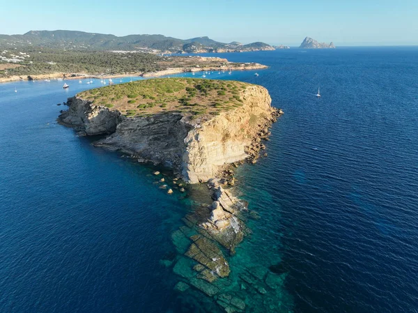 Vista Aérea Praia Ibiza Verão Barcos Iates Água Cristalina — Fotografia de Stock