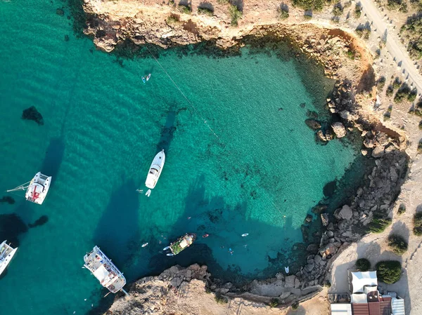 Légi Kilátás Ibiza Strand Nyáron Hajók Jachtok Kristálytiszta Vízben — Stock Fotó