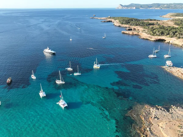 Vista Aérea Praia Ibiza Verão Barcos Iates Água Cristalina — Fotografia de Stock
