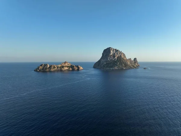 Es Vedra ve Es Vedranell adalarının hava manzarası. İbiza.