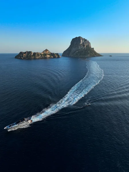 Es Vedra ve Es Vedranell adalarının hava manzarası. İbiza