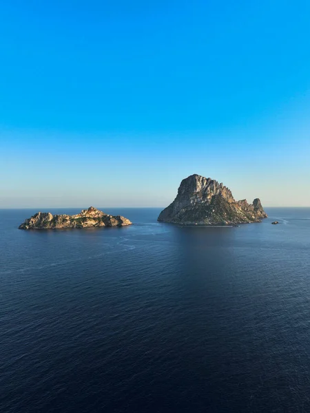 Es Vedra ve Es Vedranell adalarının hava manzarası. İbiza