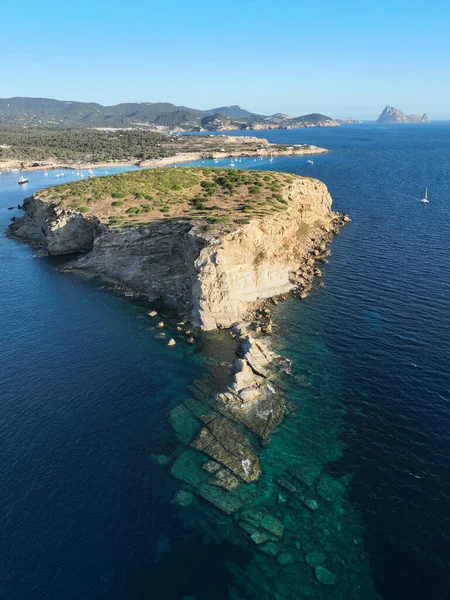 Ibiza 'daki Cala Bassa plajı. Drone görünümü.