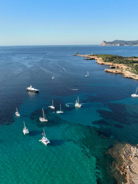 Ibiza 'daki Cala Bassa plajı. Drone görünümü.