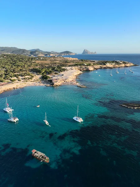 Ibiza 'daki Cala Bassa plajı. Drone görünümü.