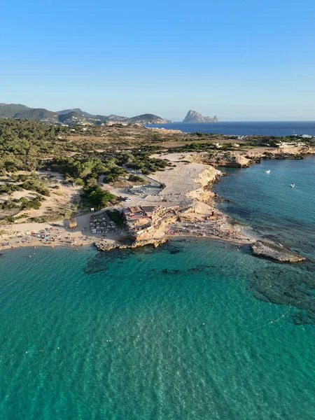 Ibiza 'daki Cala Bassa plajı. Drone görünümü.
