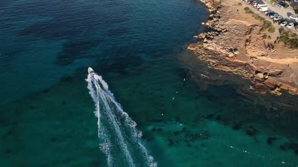 Вид Воздуха Беспилотника Потрясающего Пляжа Пляже Ибица Кала Конте Яхты — стоковое видео
