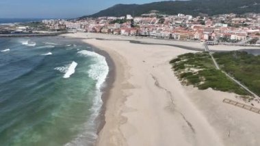 Portekiz 'in Atlantik kıyısında büyük beyaz kumsal