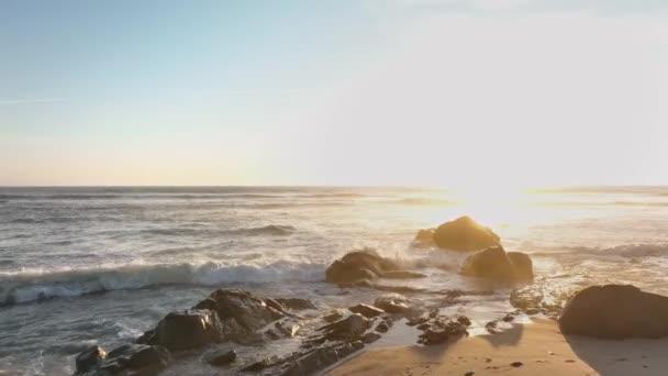 Kum Kayalar Arka Planda Atlantik Denizi — Stok video