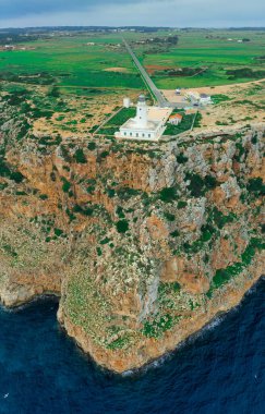 Formentera 'daki La Mola deniz fenerinin havadan görünüşü