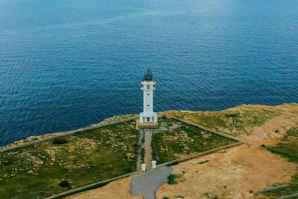 Formentera adasındaki Cap de Barbaria Deniz Feneri 'nin havadan görünüşü