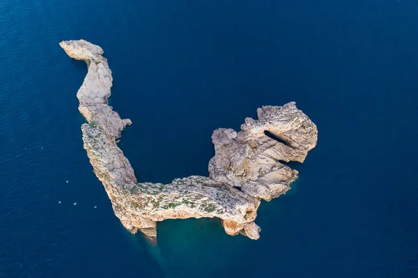 Kertenkele şeklinde bir adanın havadan çekilmiş fotoğrafı.
