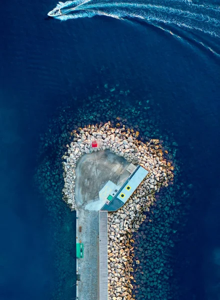 Geminin deniz fenerinin yakınındaki limana dönerken çekilmiş fotoğrafı.