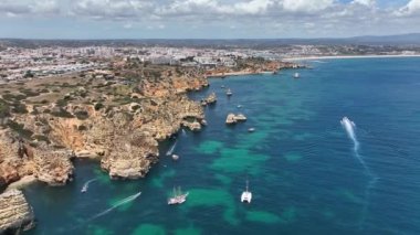 Gökyüzü insansız hava aracı gökyüzü manzarası cennet gibi kayalık uçurumlar