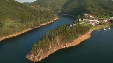 Portekiz 'de bir nehrin kıyısındaki bir yarımadada küçük bir dağ köyü.