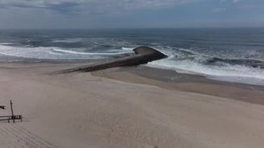 Portekiz sahilinde büyük kum tepeleri olan kocaman boş bir sahil.