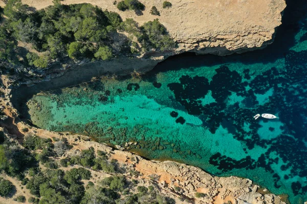 Letecký Dron Shora Dolů Fotografie Lodi Kotvící Exotickém Ostrově Pokrytém — Stock fotografie