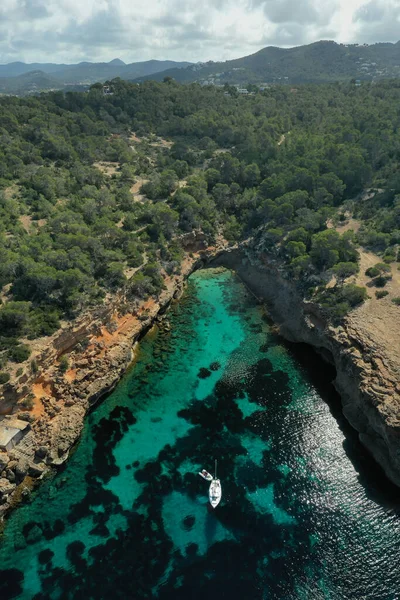 Aerial Drone Top Photo Boat Anchored Exotic Island Covered Pine — Φωτογραφία Αρχείου