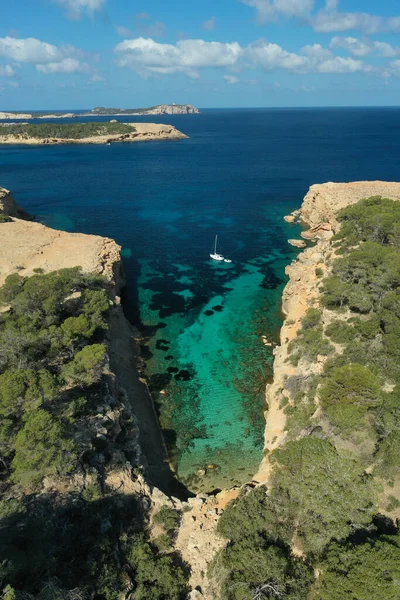 Drone Aéreo Cima Para Baixo Foto Barco Ancorado Ilha Exótica — Fotografia de Stock